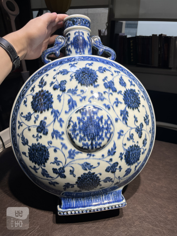 清乾隆 青花缠枝莲纹螭耳抱月瓶 - 图4